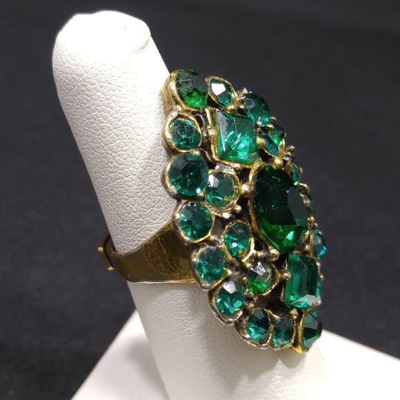 Vintage Emerald Green Rhinestone Ring, Size 7 Adjustable, 1960s - Picture 8 of 10